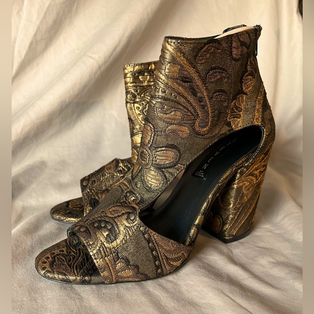 Steven by Steve Madden Black Gold Embroidered, Open Toe Block Heels Size 8.5